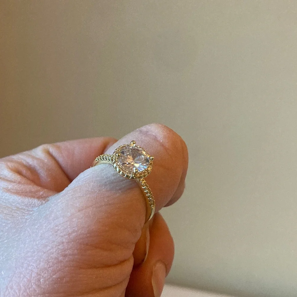 Pretty Bird Jewelry Radiant Gold Women's Ring with Sparkling Centerpiece - Picture 6 of 10